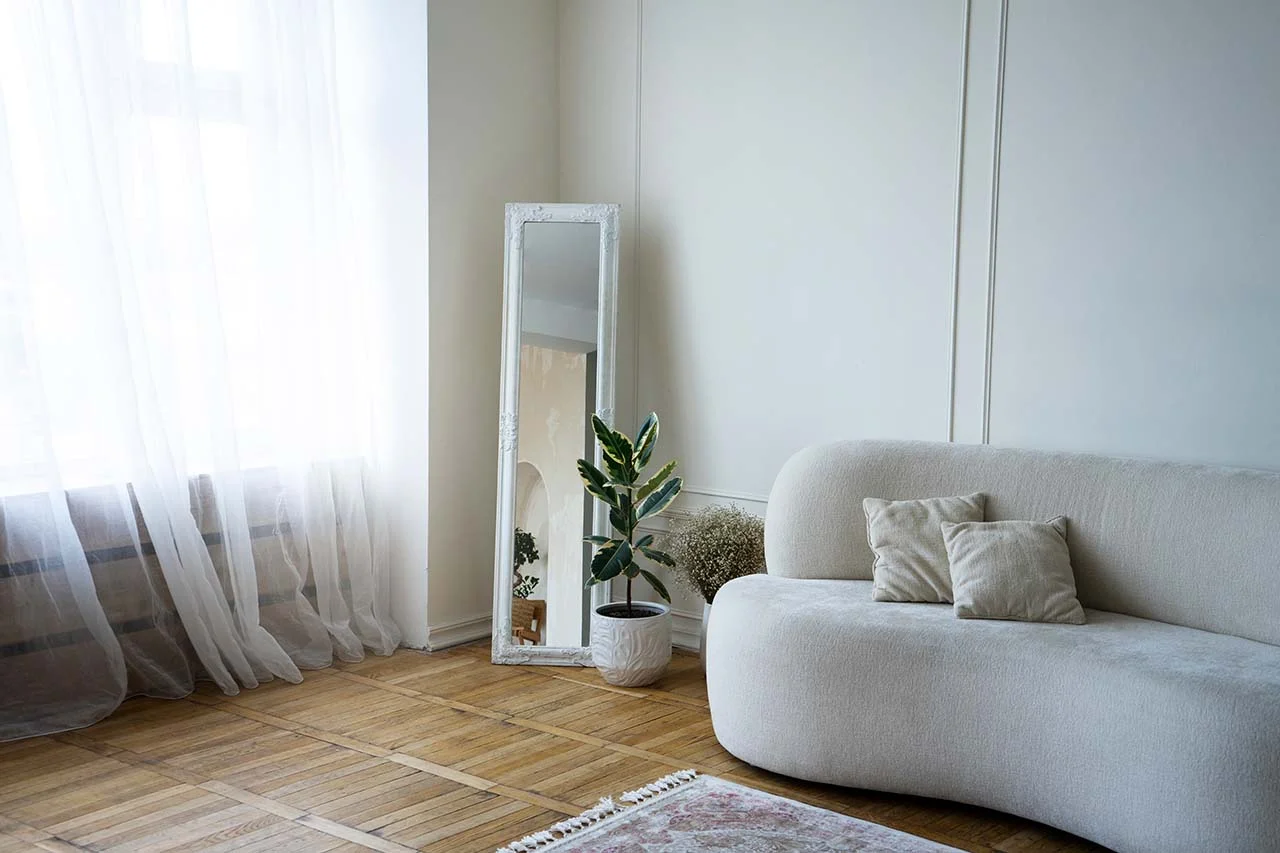 interior-decor-with-mirror-potted-plant